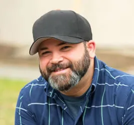 professional-woodworker-using-teds-plans-for-outdoor-projects